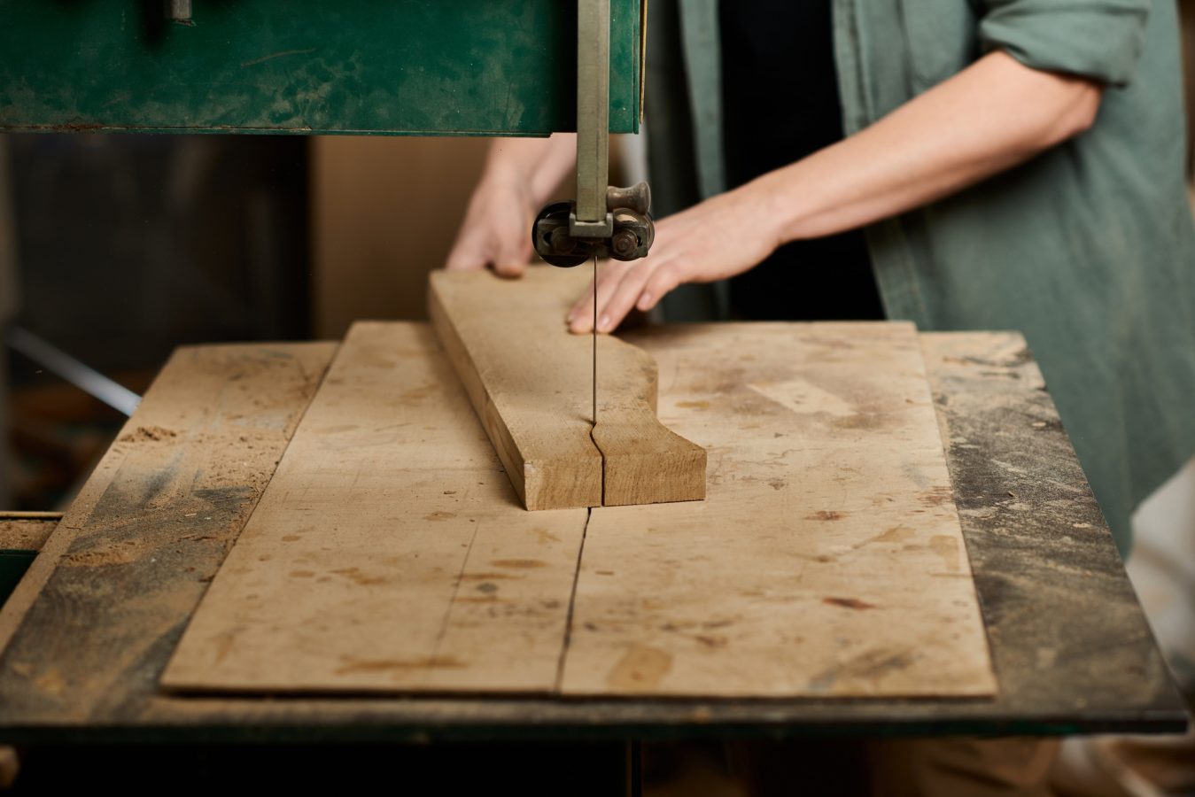 a-female-carpenter-expertly-shapes-wood-in-a-busy-workshop-this-afternoon-qxrcv2kv197zjyqabdxuvnxj5qxk1kkuwluqijofls